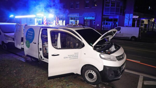 Die Feuerwehr löschte den Fahrzeugbrand. Foto: Roland Halkasch