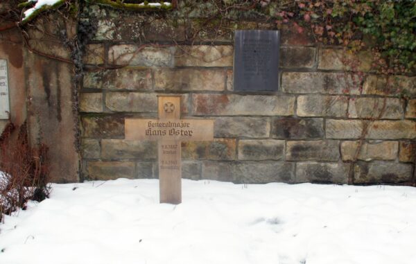 Symbolisches Grab des Widerstandskämpfers Hans Oster auf dem Nordfriedhof. Foto: Philine