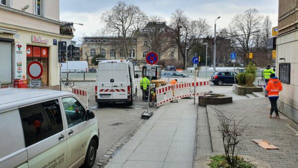 Mitarbeiter der SachsenEnergie haben mit der Reparatur begonnen.