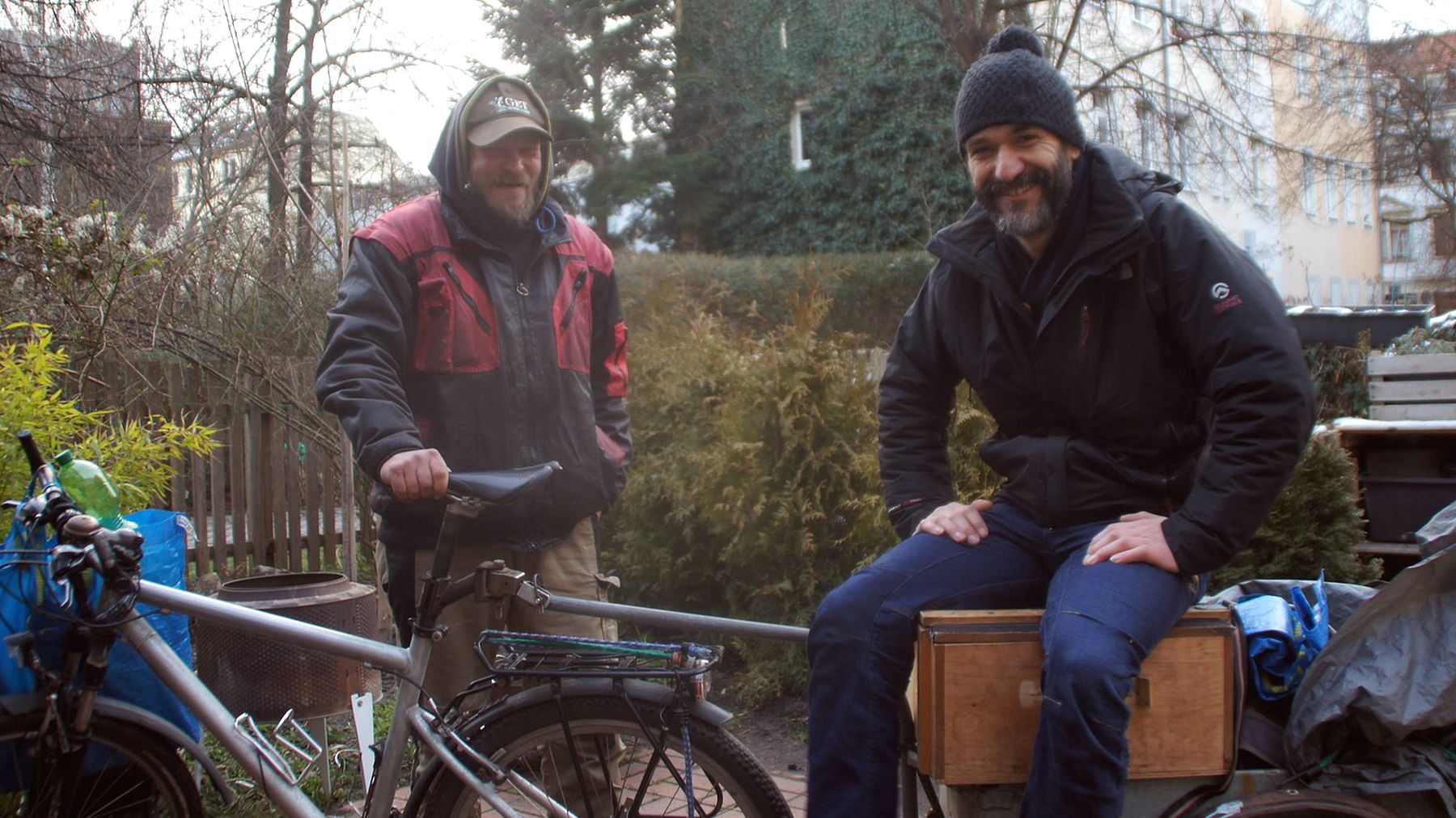 Rex und Lars mit Rex' "Schneckenhaus". Foto: Philine