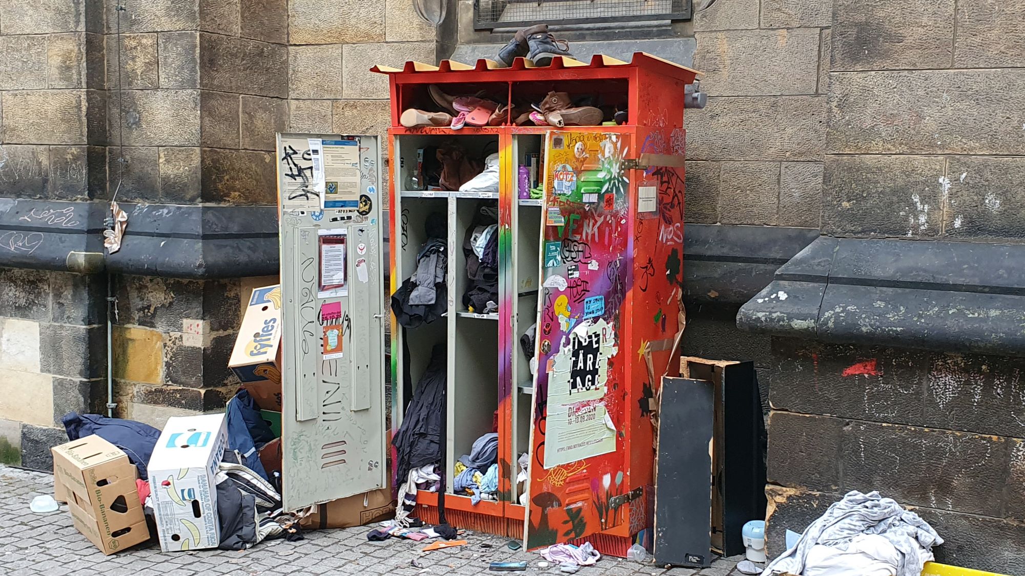 Der gute Schrank musste zwischendurch auch schon repariert werden.