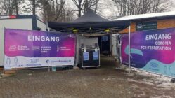 Eingang Teststation im Oka mit Check-In-Fenster