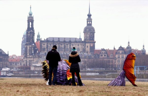 Passanten bestaunen den violetten Fisch. Foto: Tino Plunert