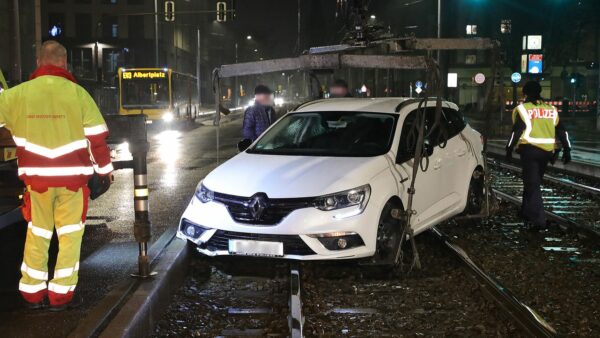 Die DVB richteten einen Ersatzverkehr ein. Foto: Roland Halkasch