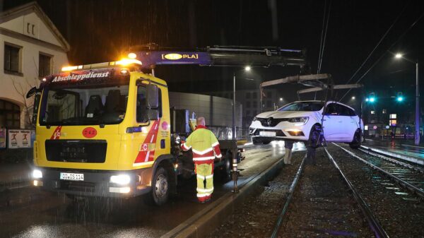 Der Wagen musste abgeschleppt werden. Foto: Roland Halkasch