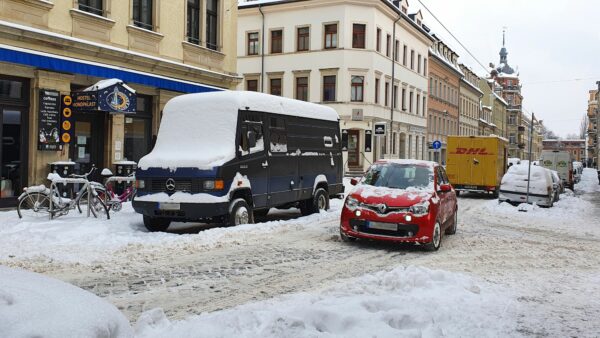 Vorbeifahrende Autos müssen in die Gegenfahrbahn ausweichen.