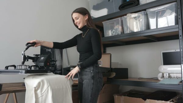 Der Druck erfolgt von Hand im Arbeitszimmer von Alida und Leon.