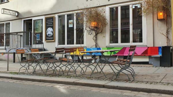 Leere Stühle vor dem "Wohnzimmer" auf der Alaunstraße.