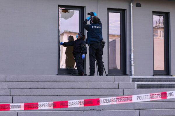 Schadensaufnahme durch die Polizei. Pflastersteine werden auf DNA untersucht. Foto: Tino Plunert