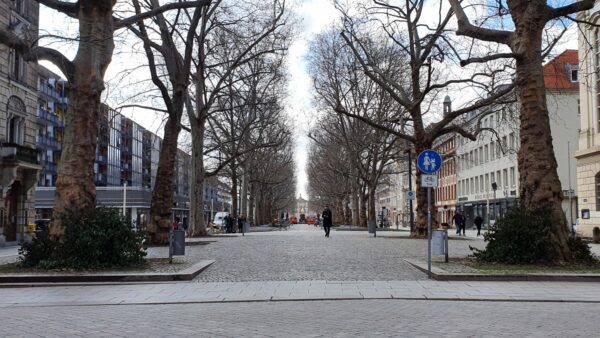 Im Sommer vielleicht mit Buden? Die Hauptstraße.