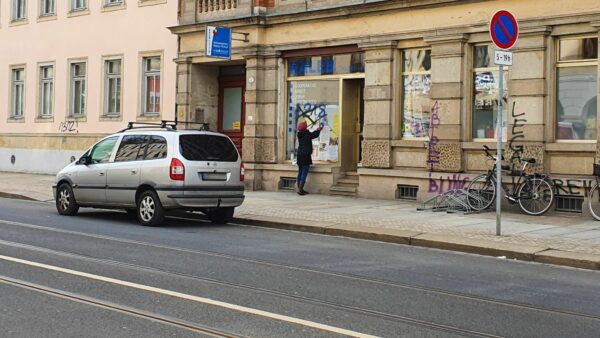 Beschmiertes Schaufenster am Kaleb Dresden e.V.