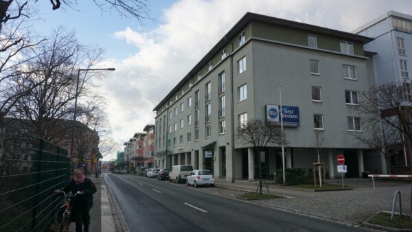 Das Best Western Macrander Hotel wird zusammen mit dem danebenliegenden Courtyard by Marriott von der  Macrander Hotels GmbH & Co. KG Dresden betrieben. 