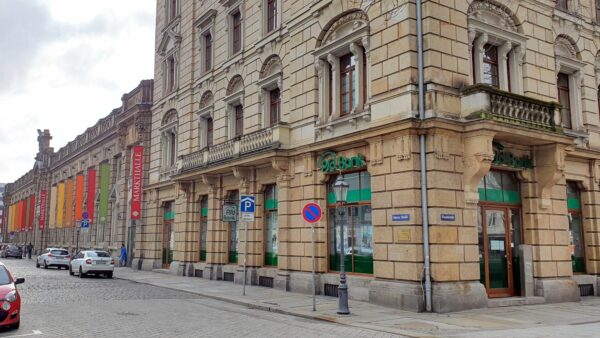 Neustädter Markthalle an der Hauptstraße