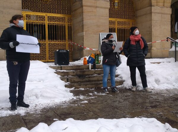 Mahnwache zum Gedenken des in Pieschen erfrorenen Menschen. Foto: Bettellobby