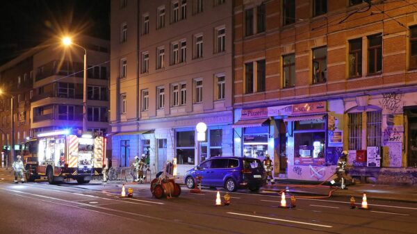 Am Bischofsplatz hat in den frühen Morgenstunden ein Auto gebrannt. Foto: Roland Halkasch