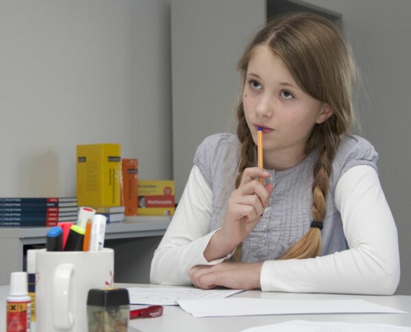 Nachhilfeunterricht mit dem Studienkreis. Die Schule bietet aktuell kostenlose Crashkurse an.  Foto: PR/Studienkreis