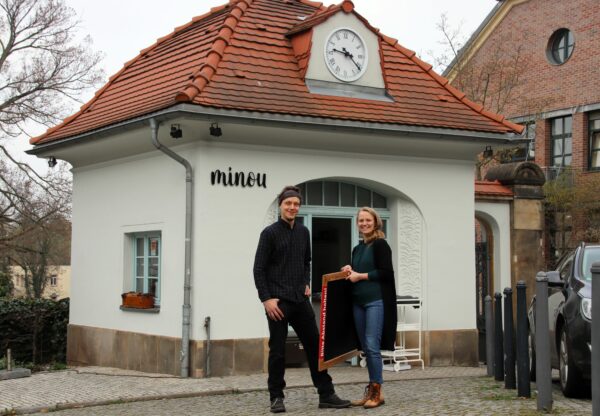 Marcus Heyn und Madeleine Fischer vor ihrem neuen Café am Waldschlösschen.