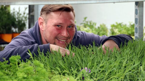 Kräuterhexe Sven Hellmich in seinem Kräutergarten