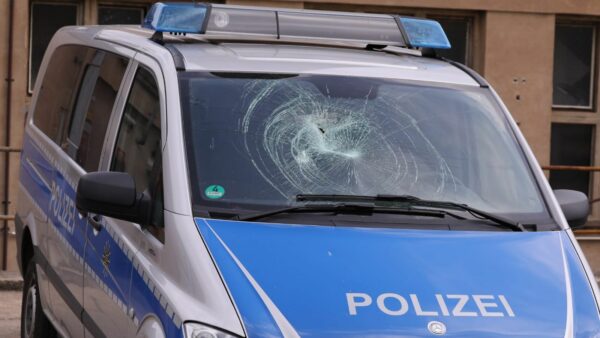 Bei dem Polizeiauto wurde die Frontscheibe zerstört. Foto: Tino Plunert