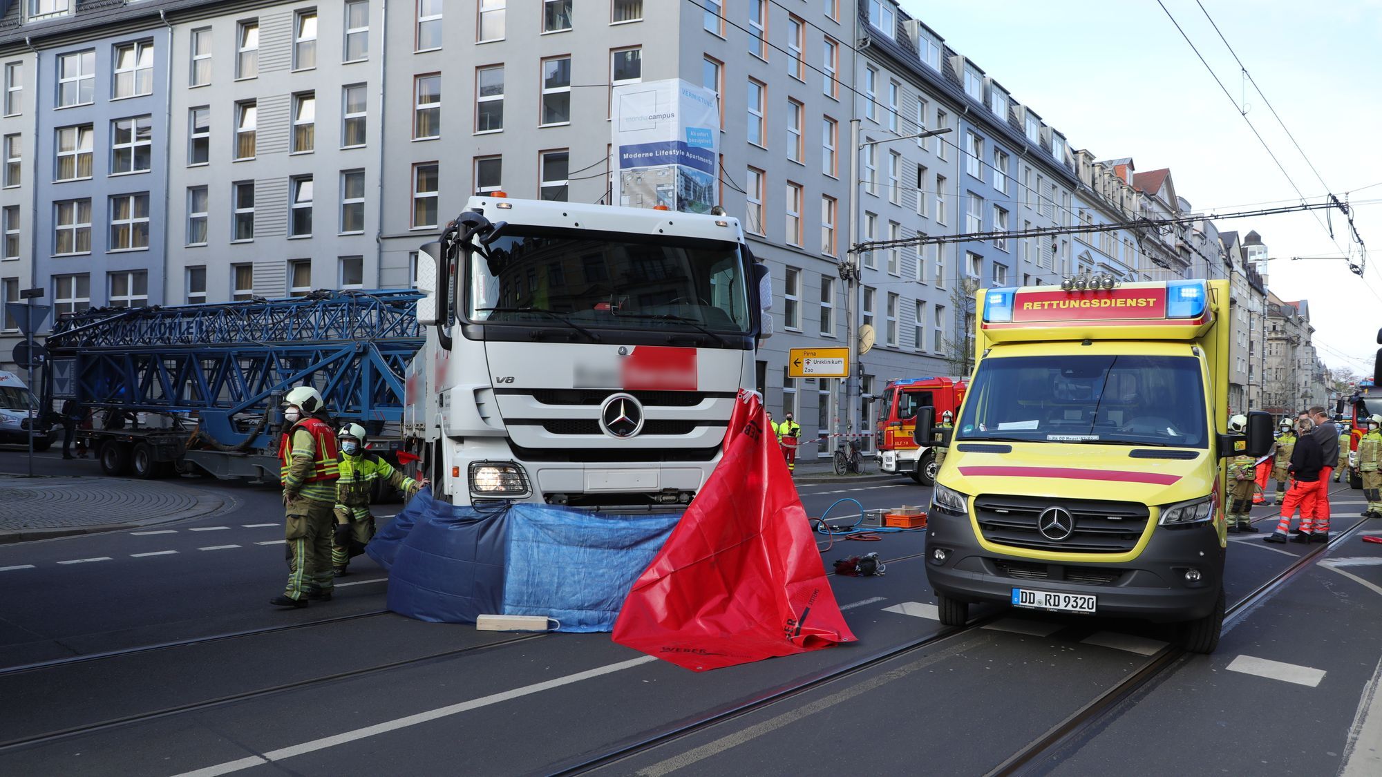 Polizei und Sachverständige haben die Ermittlungen zur Unfallursache aufgenommen.