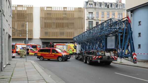 Einsatzkräfte der Dresdner Feuerwehr sichern den Unfallort. Foto: Roland Halkasch