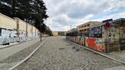 Zufahrt zur Marta-Fraenkel-Straße von der Friedensstraße, im Hintergrund das Gelände.