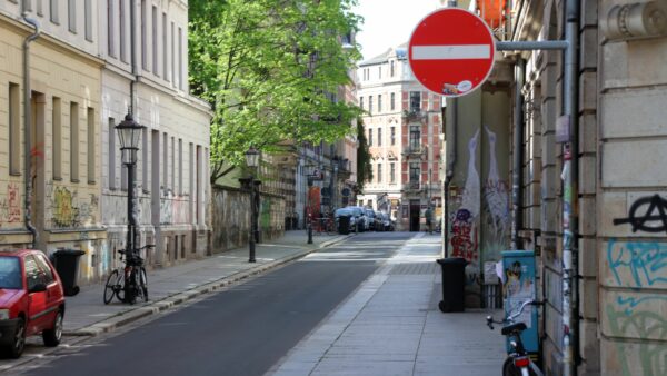 Pulsnitzer Straße - seit März dürfen hier auch Radfahrer*innen nicht mehr Richtung Martin-Luther-Platz fahren.