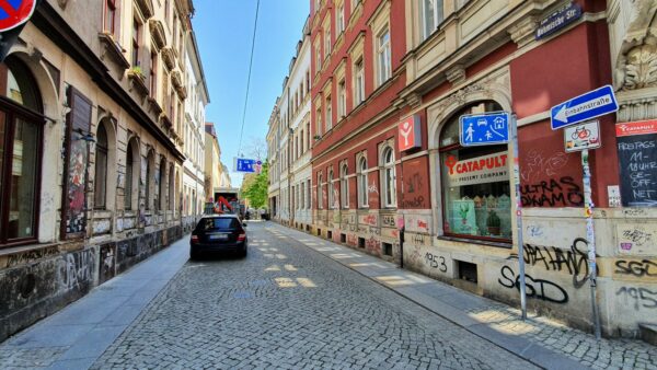 Das Transparent erinnert an die Schilder am Eingang der Straße.