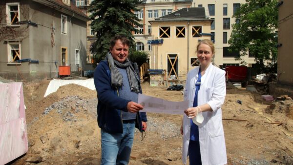 Bauleiter Tilo Berger und ärztliche Leiterin Meike Grübmeyer auf der Baustelle