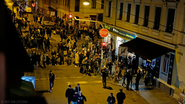 Schiefe Ecke am Freitag Abend - Foto: Ray van Zeschau