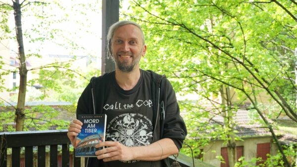 Der stolzer Autor und sein Buch - Foto: Jonas Breitner