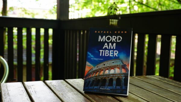 Buch auf Balkon - Foto: Jonas Breitner