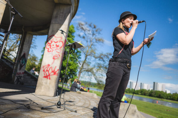 Maria Helm spricht an. Foto: Ryke Waltz