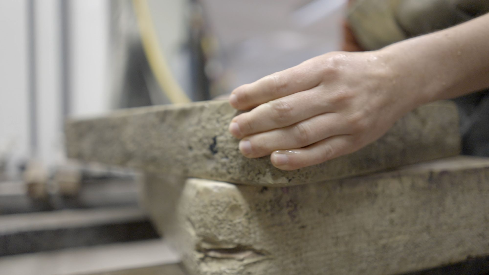 Arbeit am und mit dem Stein - Foto: Sebastian Linda/Olivia Christen