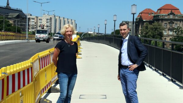 Amtsleiterin Simone Prüfer und Baubürgermeister Stephan Kühn auf dem neuen, breiteren Geh- und Radweg.