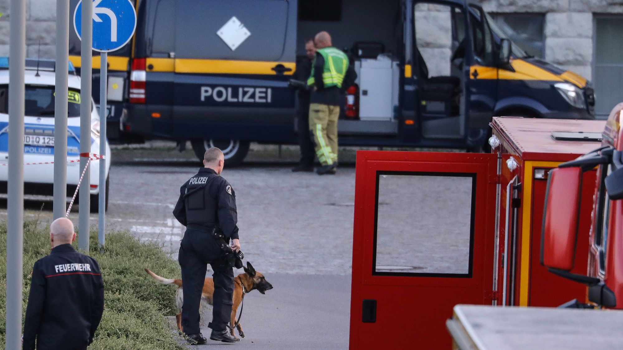 Spezielakräfte und ein Sprengstoffspürhund kamen zum Einsatz. Foto: Tino Plunert