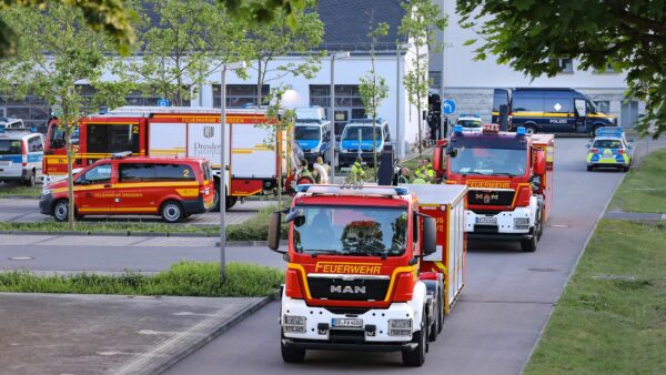 Die Feuerwehr war mit mehren Wagen und rund 40 Einsatzkräften vor Ort. Foto: Tino Plunert