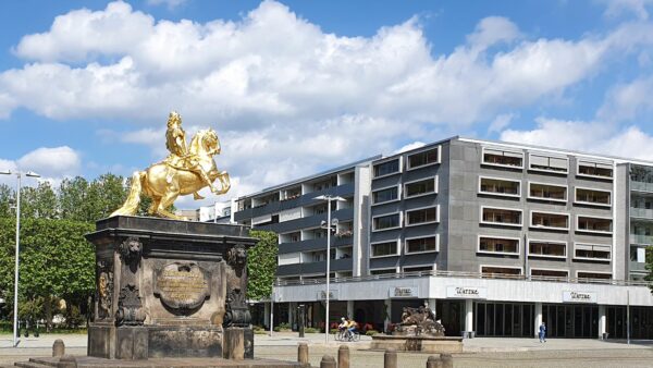 Neustädter Markt mit Goldenem Reiter