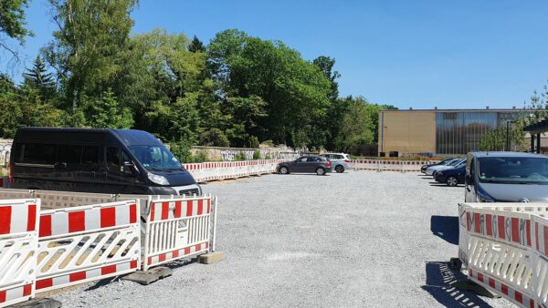 Aktuell ist ein provisorischer Parkplatz auf der Fläche eingerichtet