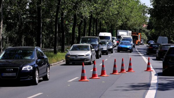 Die Polizei leitete den Verkehr an der Unfallstelle vorbei. Foto: Tino Plunert