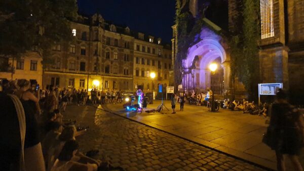 Alleinunterhalter vor der Martin-Luther-Kirche