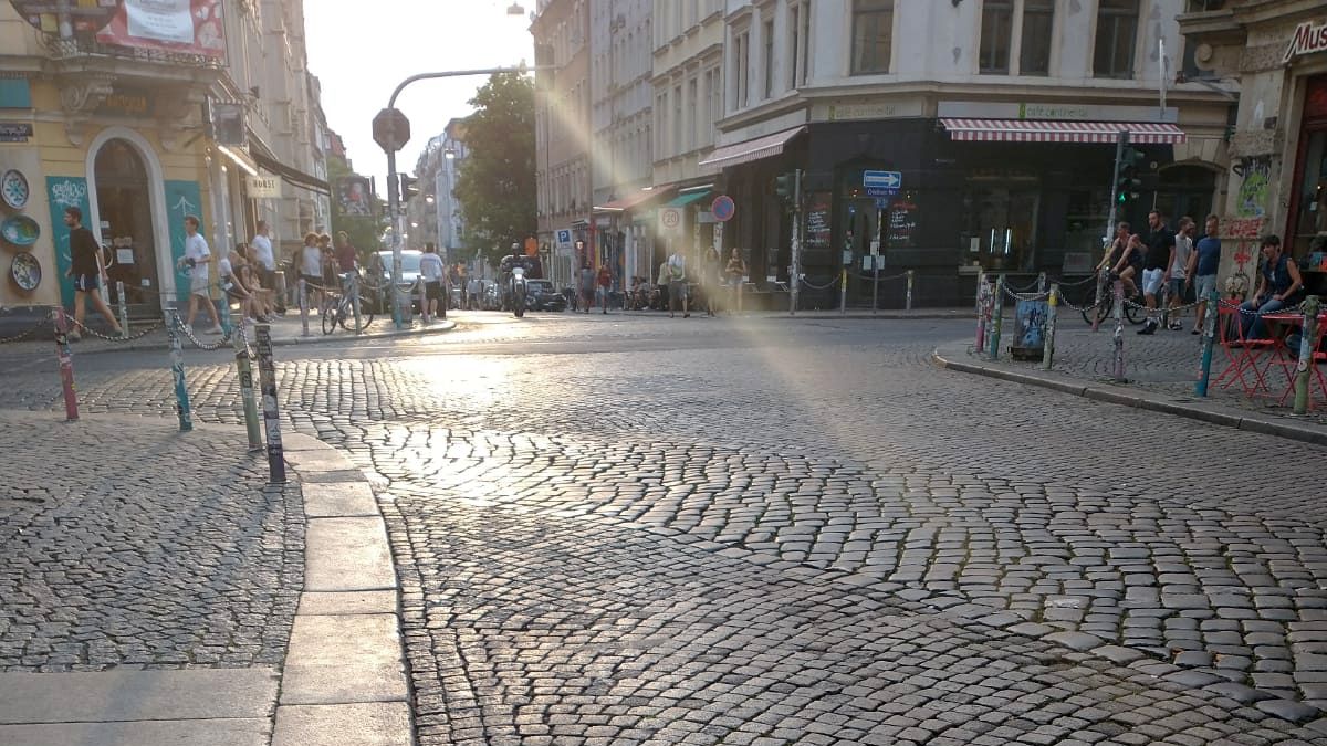 Schiefe Ecke, kurz nach 20 Uhr.