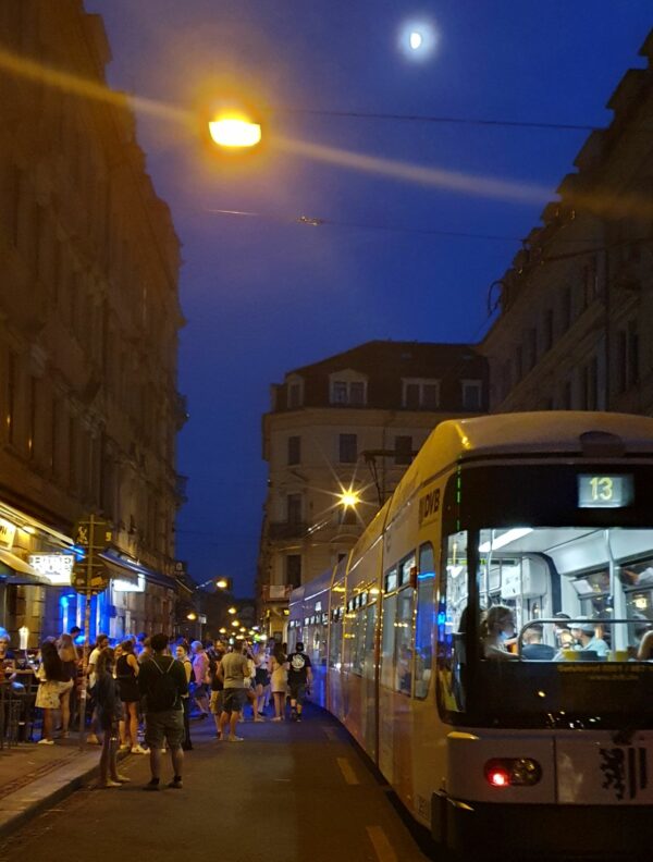 Sogar die Straßenbahn fuhr noch durch die Gassen.