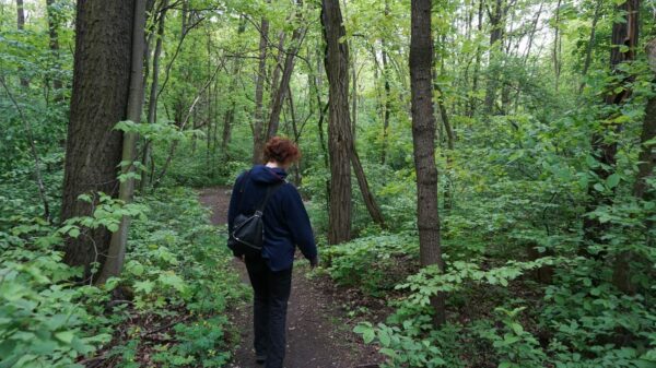 Christina Loose beim Waldrundgang - Foto: Jonas Breitner