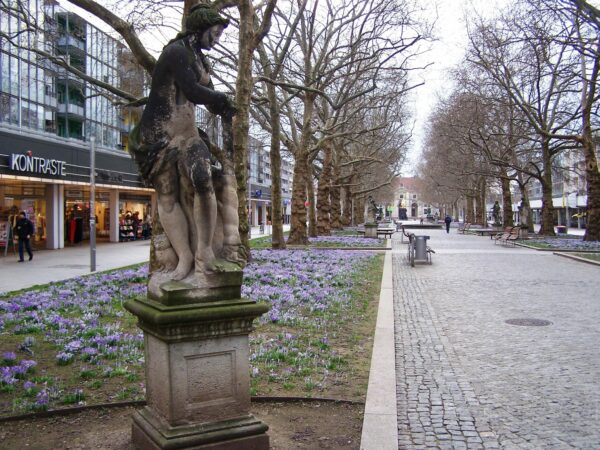 Barockfigur an der Hauptstraße im Jahre 2007