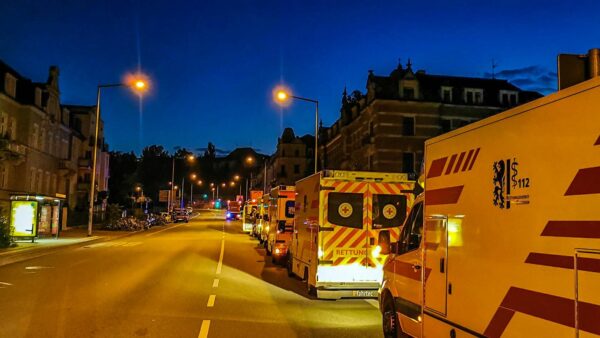 Rettungswagen stehen im Waldschlösschenareal im Bereitstellungsraum. Foto: Feuerwehr 