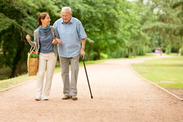 Ehrenamtlerin hilft Senior