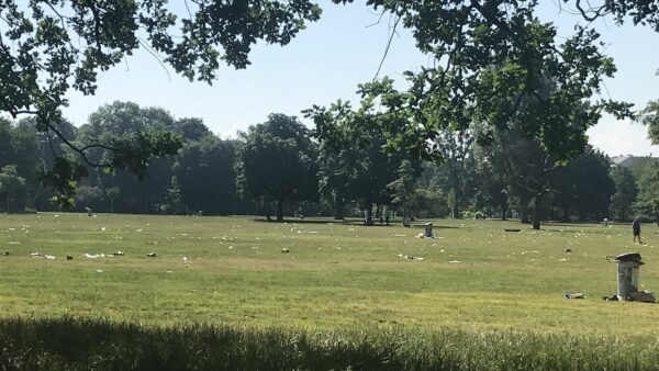 Vermüllter Alaunplatz an einem Sonntagmorgen - Foto: J. Baumann