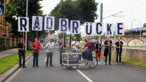 15 Minuten Pause für dem Autoverkehr: Demo des ADFC am Donnerstag. Foto: Philine