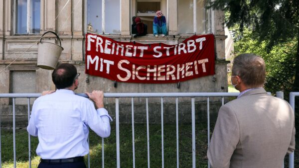 Oliver Gaber, Geschäftsführer der SIB (links) im Gespräch mit den Hausbesetzer*innen - Foto: Tino Plunert